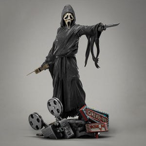 Könnte beinhalten: Detaillierte Figur des Ghostface-Killers aus der Scream-Filmreihe. Die Figur trägt einen schwarzen Kapuzenmantel und eine Maske und hält ein Messer und ein Retro-Telefon. Der Sockel zeigt eine Filmrolle und ein "Drive-In Scream"-Schild.