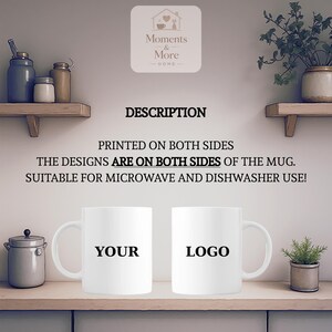 以下が含まれることがあります： 「YOUR」と「LOGO」の文字が黒でプリントされた白いセラミックマグカップが2つ。木製の棚に飾られています。「PRINTED ON BOTH SIDES」と「SUITABLE FOR MICROWAVE AND DISHWASHER USE!」の文字も表示されています。