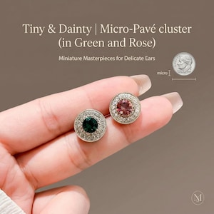 Puede incluir: Una taza de cerámica blanca con un asa negra y el texto "But First, Coffee" en negrita negra. La taza está sobre una superficie de madera. La taza mide 10 cm de alto.