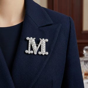 Srebrna broszka z inicjałem M, kryształowa przypinka z literą M, kryształowa przypinka z monogramem, spersonalizowana biżuteria z imieniem, prezent dla druhny, prezent dla mamy