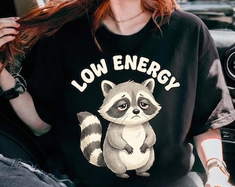 Lage energie comfort kleuren wasbeer cartoon T-shirt, grappige wasbeer minnaar cadeau, schattige Trash panda grafisch T-shirt, introvert dier shirt