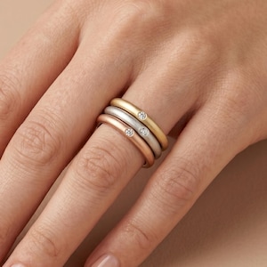 Anillo apilable de diamantes delicado de 1,5 mm | Anillo de oro mate con diamante talla brillante | Solitario engastado al ras | Oro blanco, amarillo y rosa de 10k, 14k y 18k