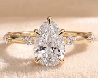 Anello di fidanzamento solitario in oro con taglio a goccia, diamante sintetico da 2 carati, alone nascosto di pietre rotonde, proposta di matrimonio.