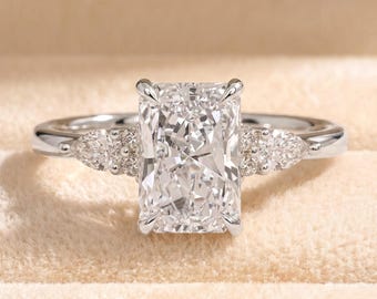 Anello di fidanzamento con taglio radiante, diamanti sintetici da 2 carati a goccia, montatura a 3 griffe, anello di fidanzamento in oro Tulip Gallery.