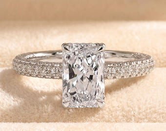 Anello di fidanzamento Radiant Cut con alone nascosto, solitario a triplo pavé Rail in oro, anello di proposta