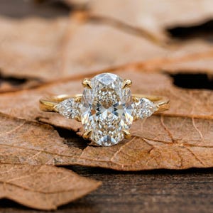 Bague de fiançailles ovale avec pierres latérales en forme de poire (3 pierres) – Bague en diamant ovale de synthèse – Pierres d'accent en forme de poire