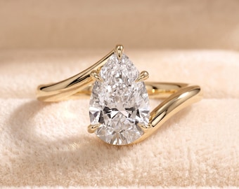 Anello di fidanzamento solitario con taglio a goccia, diamante sintetico da 2 carati, montatura a 5 griffe in oro.