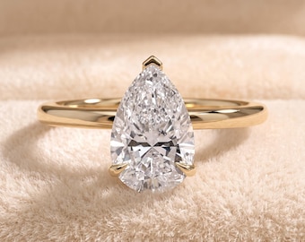 Anello di fidanzamento solitario con taglio a goccia, diamante sintetico da 2 carati, montatura a 3 griffe, design minimalista in oro per donna.