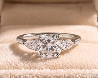 Anello di fidanzamento a cuscino, anello trilogia in oro con diamante sintetico | gocce | 18K IGI Trellis Gallery