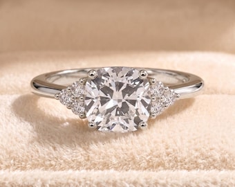 Anello di fidanzamento da donna con diamante taglio cuscino, pietre rotonde laterali, montatura a cestino, in oro, creato in laboratorio, 2 carati.