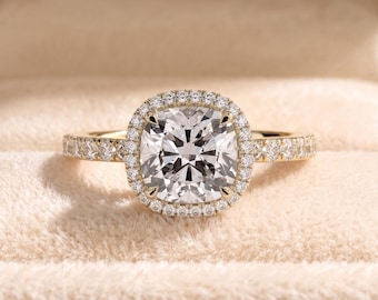 Anello di fidanzamento solitario in oro con pavé di diamanti sintetici taglio cushion da 2 ct e design a artiglio d'aquila.