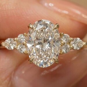 1 karat oval diamantring med 0,30 ct sidostenar – Förlovningsring