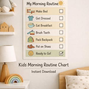 Op de afbeelding: Een ingelijste "Mijn ochtendroutine"-kaart voor kinderen, met geïllustreerde pictogrammen voor elke taak. De kaart bevat tekst als "Bed opmaken", "Aankleden" en "Klaar om te gaan!" Een pluchen konijn en houten decoratie zijn zichtbaar.