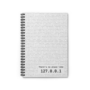 Könnte beinhalten: Spiralgebundenes Notizbuch mit weißem Einband, gefüllt mit Zeilen von Computercode. Der Text "There's no place like 127.0.0.1" ist unten auf dem Einband aufgedruckt. Für Programmierer.