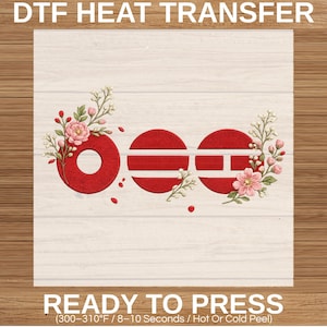 Könnte beinhalten: Ein DTF-Wärmetransfer-Design mit dem Wort 'bee' in fetten, roten, kreisförmigen Buchstaben. Die Buchstaben sind mit zarten rosa Blumenzweigen und grünen Blättern verziert. Der Text 'DTF HEAT TRANSFER' und 'READY TO PRESS' mit 300-310°F Anweisungen sind enthalten.