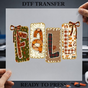 Puede incluir: Una hoja de transferencia DTF con la palabra FALL en letras grandes. Cada letra está enmarcada por un borde de purpurina dorada y decorada con motivos otoñales que incluyen calabazas, patrones de cuadros, zorros y lazos en tonos naranja.