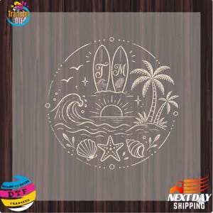 Pode incluir: Um design de estêncil circular com uma cena de praia, incluindo duas pranchas de surf com as letras T e M, um sol nascente, uma grande onda, duas palmeiras, uma estrela-do-mar e duas conchas, tudo em linhas brancas finas.