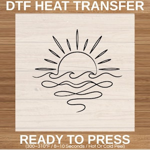 Könnte beinhalten: Schwarzes Linienkunst-Design einer Sonne über Wellen, ein DTF-Transfer. Der Text "READY TO PRESS" ist enthalten, mit Anweisungen zum Aufbügeln bei 149-154°C für 8-10 Sekunden, heiß oder kalt abziehen.