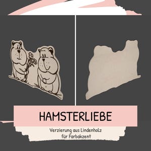Puede incluir: Decoraci&oacute;n de madera con tem&aacute;tica de h&aacute;msteres. El dise&ntilde;o presenta dos h&aacute;msteres de dibujos animados, uno de ellos sosteniendo flores. El texto "HAMSTERLIEBE" se muestra debajo de los h&aacute;msteres, con texto adicional debajo. La decoraci&oacute;n es de madera clara.