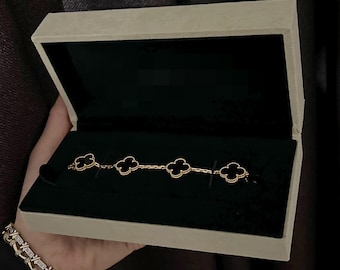 Bracciale di lusso con quadrifoglio in onice, gioiello di alta qualità placcato oro 22 carati, elegante bracciale portafortuna con fiore, regalo di design.