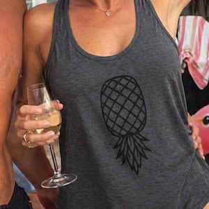 Umgedrehte Ananas Tank Top | Dezentes Swinger Lifestyle IYKYK Shirt | Pool-Party-Kreuzfahrt-Geschenk