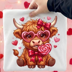 Può includere: Tessuto quadrato bianco con una mucca delle Highlands dei cartoni animati con occhiali da sole a forma di cuore e un fiocco rosso. La mucca tiene in mano un lecca-lecca a forma di cuore. Cuori rossi e rosa sparsi creano un tema di San Valentino.