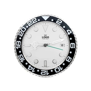 Puede incluir: Un reloj redondo con esfera blanca, bisel negro y detalles plateados. El reloj tiene una pantalla de fecha y un segundero verde. El texto "YOUR LOGO GOES HERE" está impreso en la esfera. El reloj está marcado "SWISS MADE".