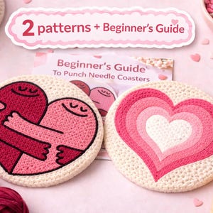 Könnte beinhalten: Zwei herzförmige Punch-Needle-Untersetzer mit einer Anfängeranleitung. Ein Untersetzer zeigt zwei sich umarmende Figuren, der andere ein geschichtetes Herzdesign. Die Untersetzer sind in Rosa- und Rottönen mit cremefarbenem Rand.