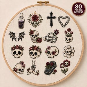 Op de afbeelding: Een houten borduurring met gebroken wit doek met zestien geborduurde gotische motieven, waaronder schedels, bloemen, een kruis, een kettinghart, een doodskist, een flesje en een skeletthand. Een ronde badge vermeldt 30 PDF MINI PATTERNS.