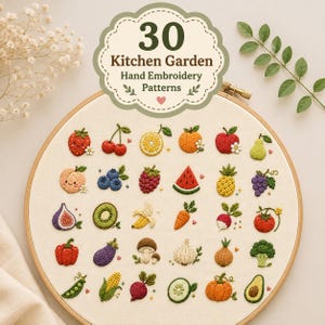 Könnte beinhalten: Ein hölzerner Stickrahmen mit cremefarbenem Stoff, der 30 handgestickte Obst- und Gemüsemotive zeigt. Der Text oben lautet 30 Kitchen Garden Hand Embroidery Patterns. Die Designs umfassen Erdbeeren, Kirschen, Zitrusfrüchte und verschiedene Gemüsesorten.