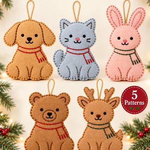 Könnte beinhalten: Fünf Filz-Tieranhänger in Form von Hund, Katze, Hase, Bär und Rentier, jeweils mit Schal. Der Text lautet: Christmas Felt Animal Ornaments, 5 Patterns, Printable Patterns, Stitch Guide, Illustrated Instructions, DIGITAL DOWNLOAD.