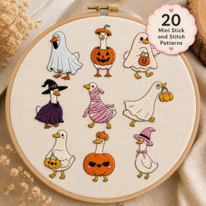 Puede incluir: Un bastidor de bordado con nueve diseños de gansos bordados vestidos con disfraces de Halloween, incluyendo fantasmas, calabazas, una bruja y una momia. Una etiqueta circular rosa en la esquina superior derecha muestra el texto 20 Mini Stick and Stitch Patterns.