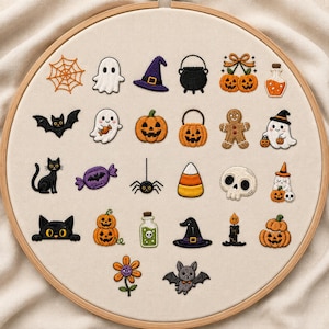 Könnte beinhalten: Ein hölzerner Stickrahmen mit einem beigen Stoffeinsatz, auf dem sechsundzwanzig kleine, bunte Halloween-Stickaufnäher angebracht sind. Die Motive umfassen Geister, Kürbisse, schwarze Katzen, Fledermäuse, einen Totenkopf und einen Hexenkessel.