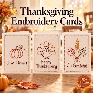 Puede incluir: Tres tarjetas de felicitación color crema con diseños de bordado de Acción de Gracias. La primera muestra una calabaza y el texto Give Thanks. La segunda un pavo y Happy Thanksgiving. La tercera hojas y trigo con So Grateful.