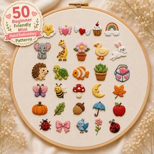 Pode incluir: Um bastidor de bordado redondo de madeira contendo uma amostra de 30 pequenos motivos bordados à mão, incluindo animais, plantas e formas celestiais. Uma etiqueta circular no canto superior esquerdo diz 50 Beginner Friendly Mini Hand Embroidery Patterns.