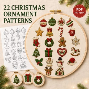 Puede incluir: Un conjunto de patrones en PDF con 22 diseños de adornos navideños. La imagen muestra un bastidor de bordado grande con 22 motivos cosidos, una hoja impresa con patrones de líneas y tres bastidores más pequeños con diseños bordados.