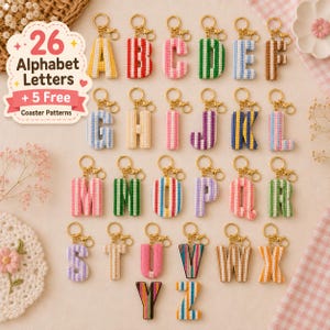 Puede incluir: Una colección de veintiséis llaveros con letras del alfabeto, cada uno con un patrón de rayas en varios colores y un cierre de mosquetón dorado. Un letrero blanco con texto rosa y rojo dice 26 Alphabet Letters + 5 Free Coaster Patterns.