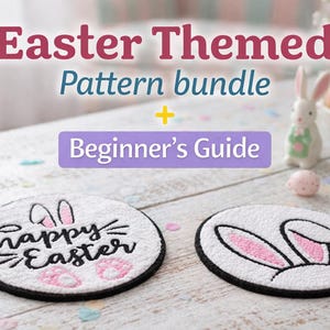 Könnte beinhalten: Ein Oster-Themen-Musterpaket mit einem Anfängerleitfaden. Zwei weiße Untersetzer mit schwarzem Rand zeigen Hasenohren und den Text "Happy Easter". Ein Keramik-Hase und Ostereier sind im Hintergrund.