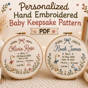 Könnte beinhalten: Zwei runde Holzstickrahmen mit handgestickten Baby-Erinnerungsstücken auf weißem Stoff. Jedes Motiv zeigt eine Gans, florale Elemente und Text mit den Namen Olivia Rose und Noah James, Geburtsdaten, Gewichtsangaben sowie Körperlängen.