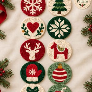 Könnte beinhalten: Zehn runde Punch-Needle-Untersetzer mit nordischen Weihnachtsmotiven wie Schneeflocken, Tannenbaum, Herz, Rentier, Dala-Pferd, Fäustling, Christbaumkugel, Glocken und Haus. Der Text lautet 10 Nordic Christmas Punch Needle Coasters.