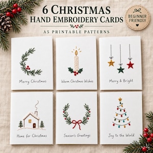 Könnte beinhalten: Sechs weiße Grußkarten mit handgestickten Motiven wie einem Tannenkranz, einer Kerze, hängenden Sternen, einem Haus, einem zweiten Kranz und einem Weihnachtsbaum. Jede Karte enthält Text und ist als A5-Druckvorlage für Stickmuster konzipiert.