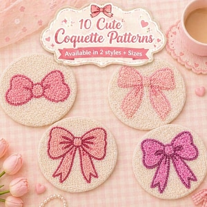 Könnte beinhalten: Vier runde Untersetzer mit gestickten Schleifenmustern in Rosa- und Lilatönen. Die Untersetzer befinden sich auf einer rosa karierten Oberfläche, mit einem Schild mit der Aufschrift "10 Cute Coquette Patterns". Eine rosa Tasse und Tulpen sind ebenfalls zu sehen.