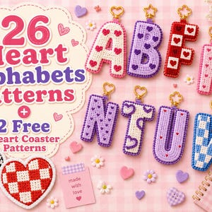 Könnte beinhalten: Eine Sammlung von gehäkelten Buchstaben-Schlüsselanhängern mit Herzmotiven, darunter die Buchstaben A, B, F, K, N, T, U und W. Das Bild enthält den Text 26 Heart Alphabets Patterns + 2 Free Heart Coaster Patterns sowie zwei herzförmige Untersetzer.