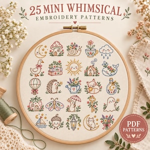 Può includere: Un telaio da ricamo in legno contenente un pannello di tessuto bianco con 25 piccoli disegni ricamati colorati, tra cui una luna, un fungo, una lumaca, una tazzina, una nuvola, un'oca, libri, un sole, una casa, una balena, un palloncino, un riccio, un annaffiatoio, una volpe, una bottiglia, una fragola, una farfalla, un coniglio, una chiave, un fantasma, una barca, una ghianda, una lanterna, un gatto e fiori. Il testo recita 25 MINI WHIMSICAL EMBROIDERY PATTERNS.