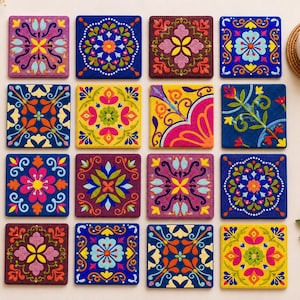 Puede incluir: Un conjunto de dieciséis posavasos cuadrados dispuestos en una cuadrícula, cada uno con patrones florales o geométricos distintos, vibrantes e intrincados en varios colores incluyendo azul, amarillo, rosa, morado y rojo, con texturas bordadas.
