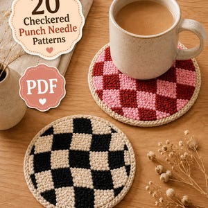 Puede incluir: Dos posavasos redondos de punch needle con patrón de cuadros. Uno muestra un diseño de tablero de ajedrez rosa y rojo oscuro, mientras que el otro presenta un patrón de cuadros negro y crema. El texto dice 20 Checkered Punch Needle Patterns PDF.