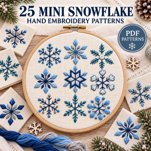 Könnte beinhalten: Ein hölzerner Stickrahmen mit neun verschiedenen Schneeflockenmotiven, die mit blauem und weißem Garn auf cremefarbenem Stoff gestickt sind. Um den Rahmen herum liegen weitere Stoffquadrate mit einzelnen Schneeflocken-Stickmustern.