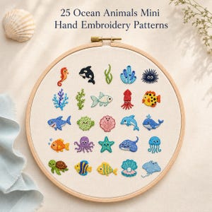 Op de afbeelding: Een houten borduurring met gebroken wit doek en 25 geborduurde zeedieren, waaronder een zeepaardje, walvis, octopus en schildpad. De tekst 25 Ocean Animals Mini Hand Embroidery Patterns staat boven de borduurring afgedrukt.