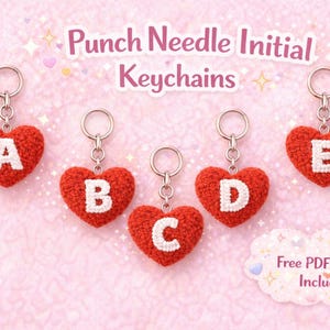 Könnte beinhalten: Rote herzförmige Schlüsselanhänger mit weißen gestickten Buchstaben A, B, C, D und E. Die Schlüsselanhänger sind an silbernen Ringen befestigt. Das Bild enthält den Text "Punch Needle Initial Keychains" und "Free PDF Tutorial Included".