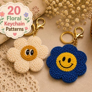 Puede incluir: Dos llaveros de flores de ganchillo con cierres de metal dorado. Uno es crema con centro amarillo y ojos de dibujos animados, el otro es azul con centro amarillo y una sonrisa bordada en negro. El texto dice 20 Floral Keychain Patterns.